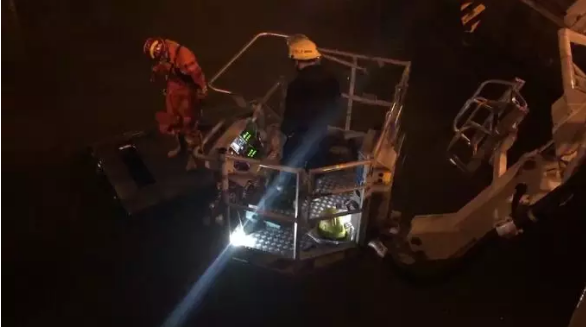 百萬豪車＂飛＂入河中，打撈后車內(nèi)空無一人！